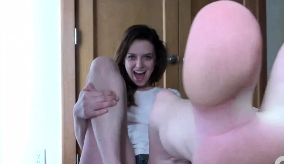 Flexible pale brunette with foot fetish does hot footjob