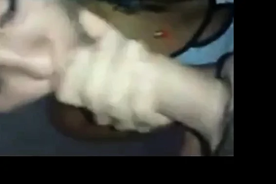 Novinha mamando o primo roludo