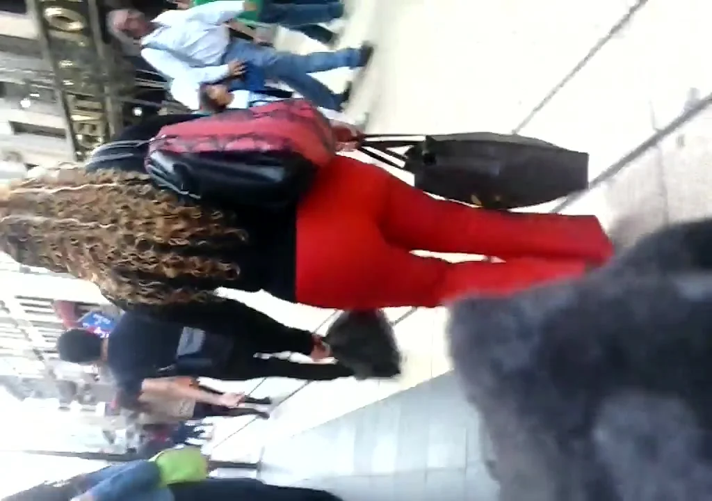 Mujer en pantalon rojo ajustado