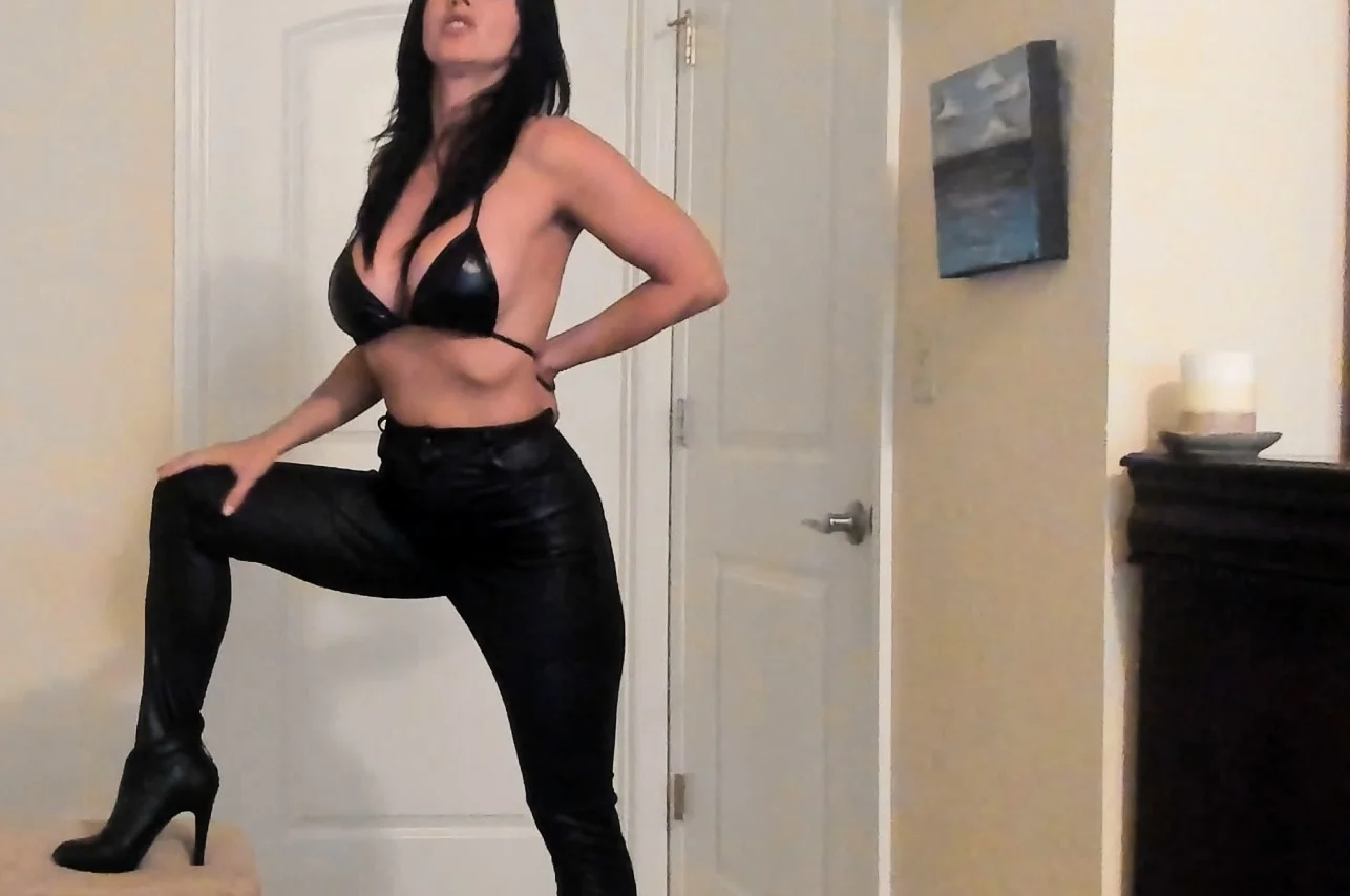 Amateur cd in latex masturbating dildoing