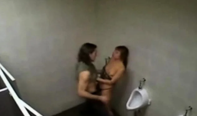 Fodendo a vadia no banheiro da rodoviaria