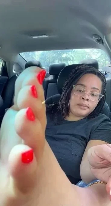 Amateur Foot Fetish Girlfriend Sucks and gives a Footjob