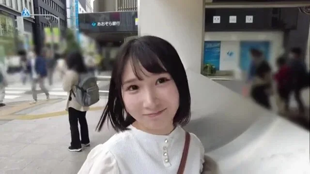 ミニマム体型の萌え系美女が公共のトイレでフェラ、ラブホで手コキして淫乱度アップ