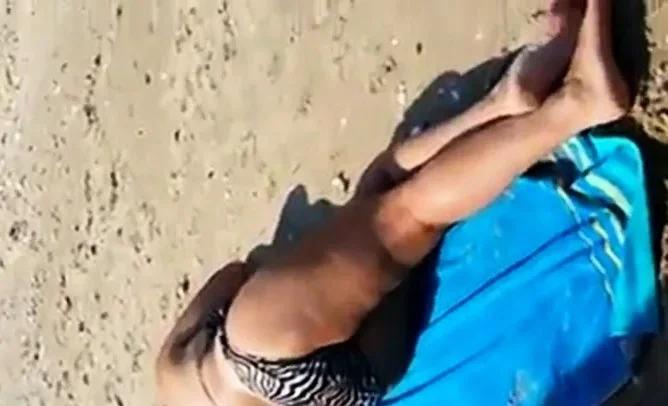gozando em cima da coroa na praia