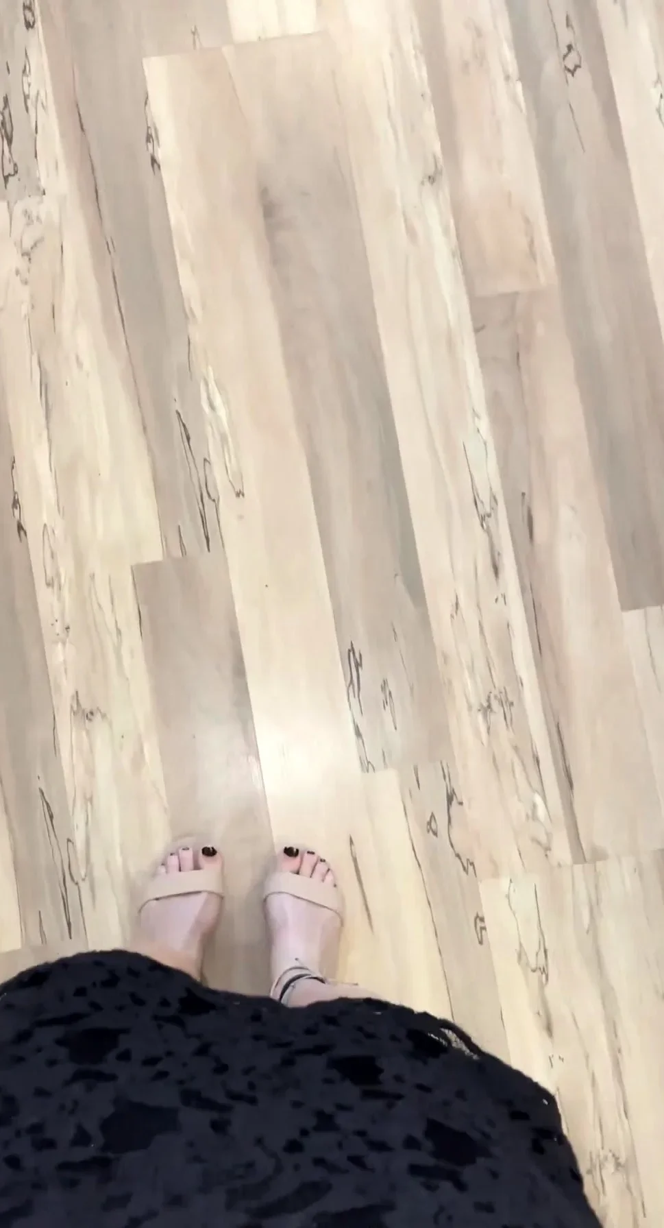 Amateur Foot Fetish Girlfriend Sucks and gives a Footjob
