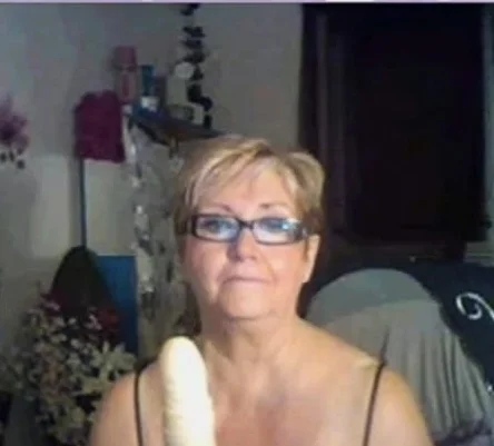 Vieille et ses jouets