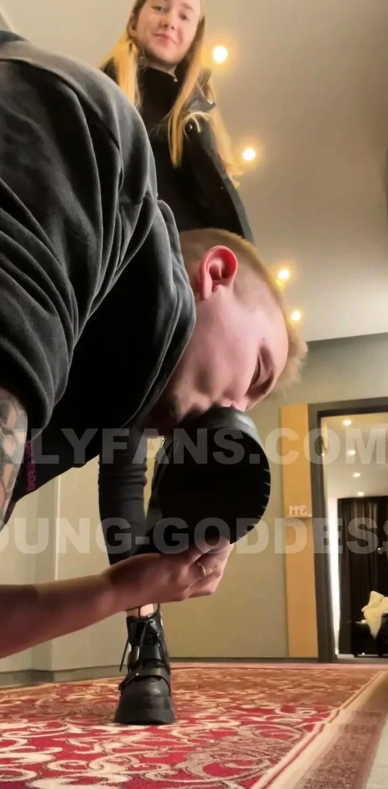 Sexy blonde enjoys foot fetish