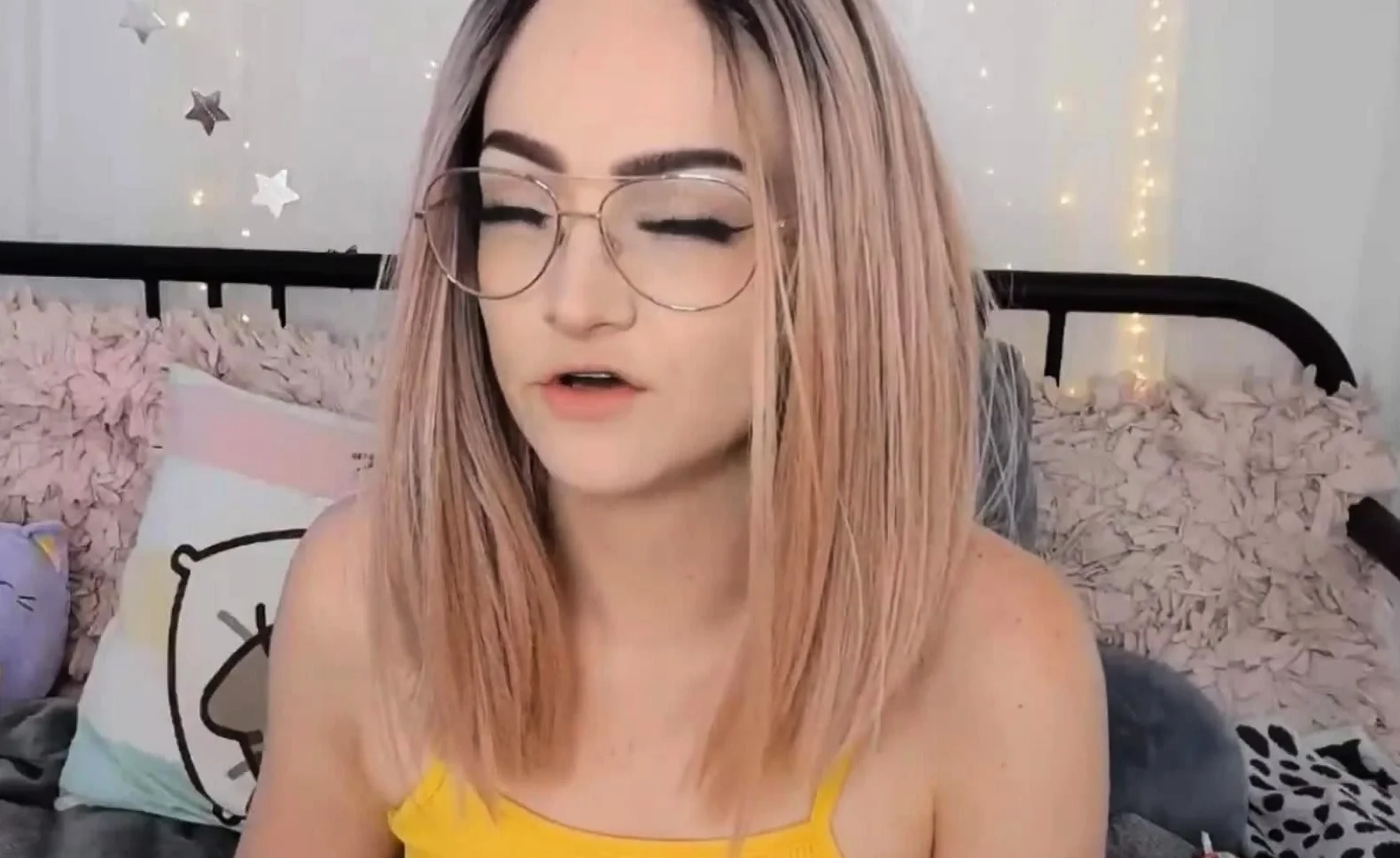 Cute Babe Teases Her Viewers