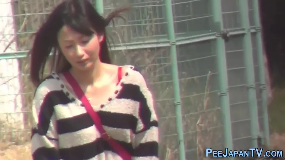 Very Hotness 18-year-olds Pee Outside