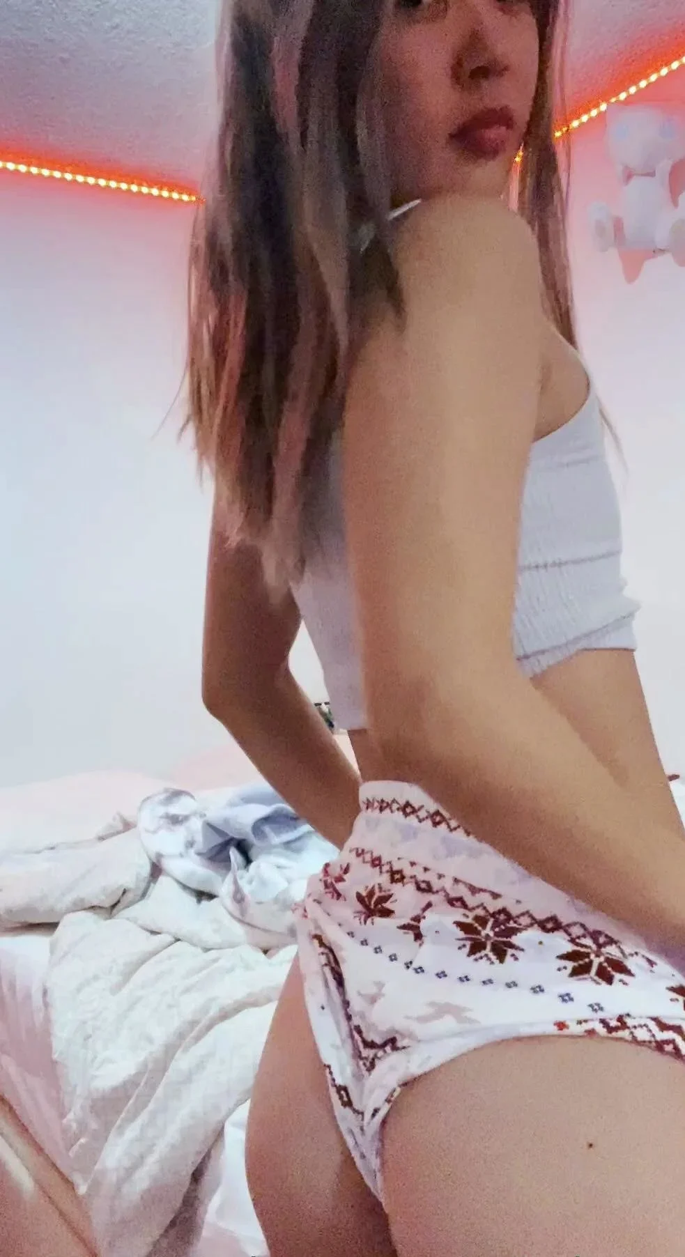 Cute amateur webcam teen girl toying pussy on webcam