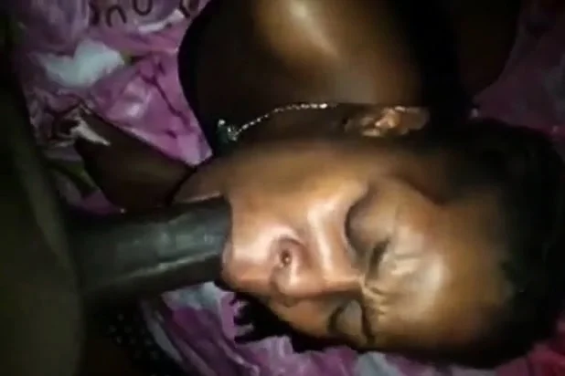 black mature encaisse et crie
