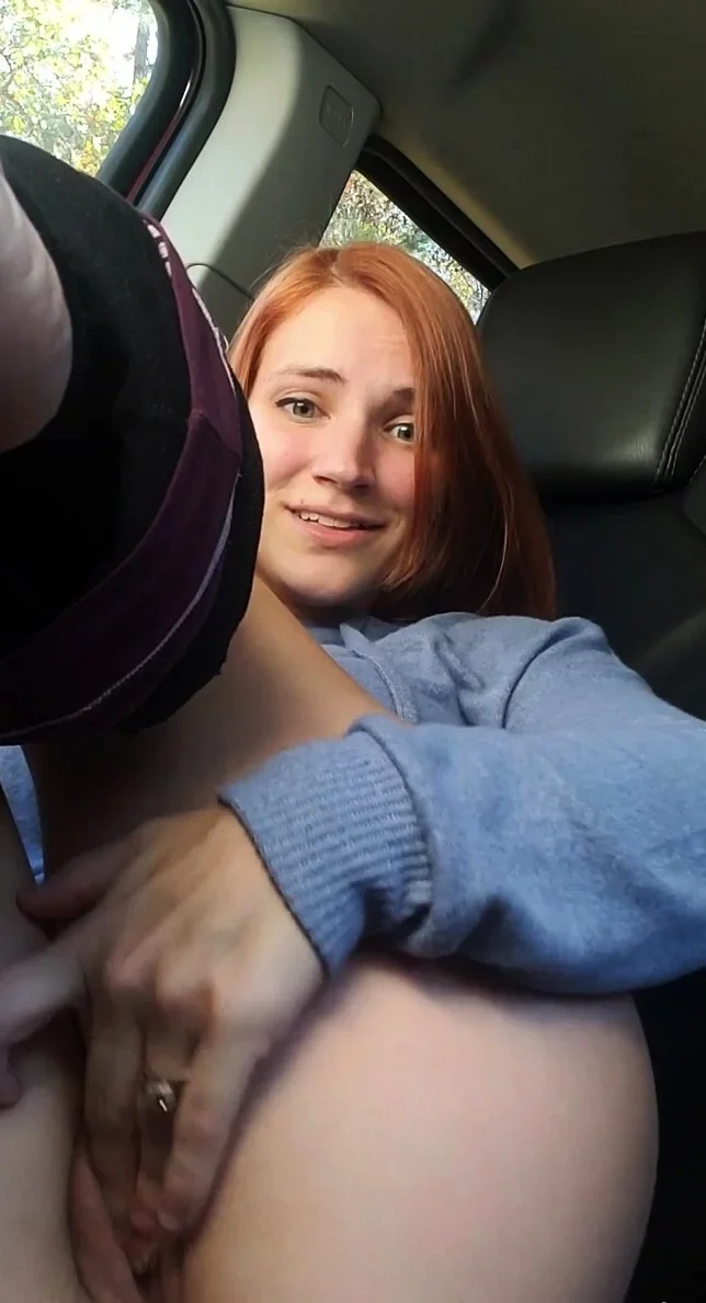 Close up amateur beauty uses her toy to masturbates