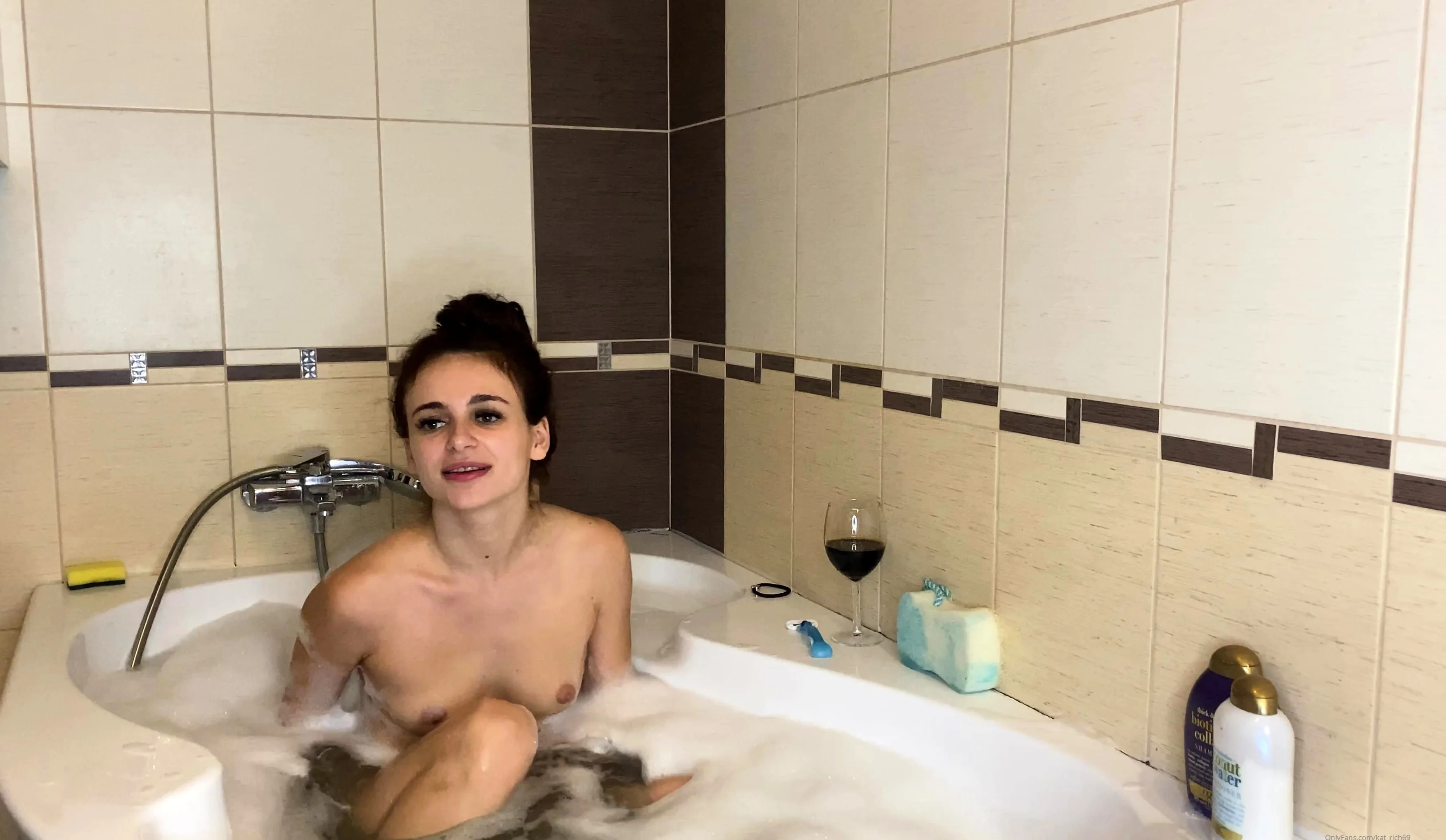 Amateur blonde teen solo dildo
