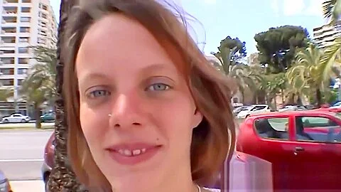 Duennes Sexy Teenie auf Mallorca pinkelt auf der Finca