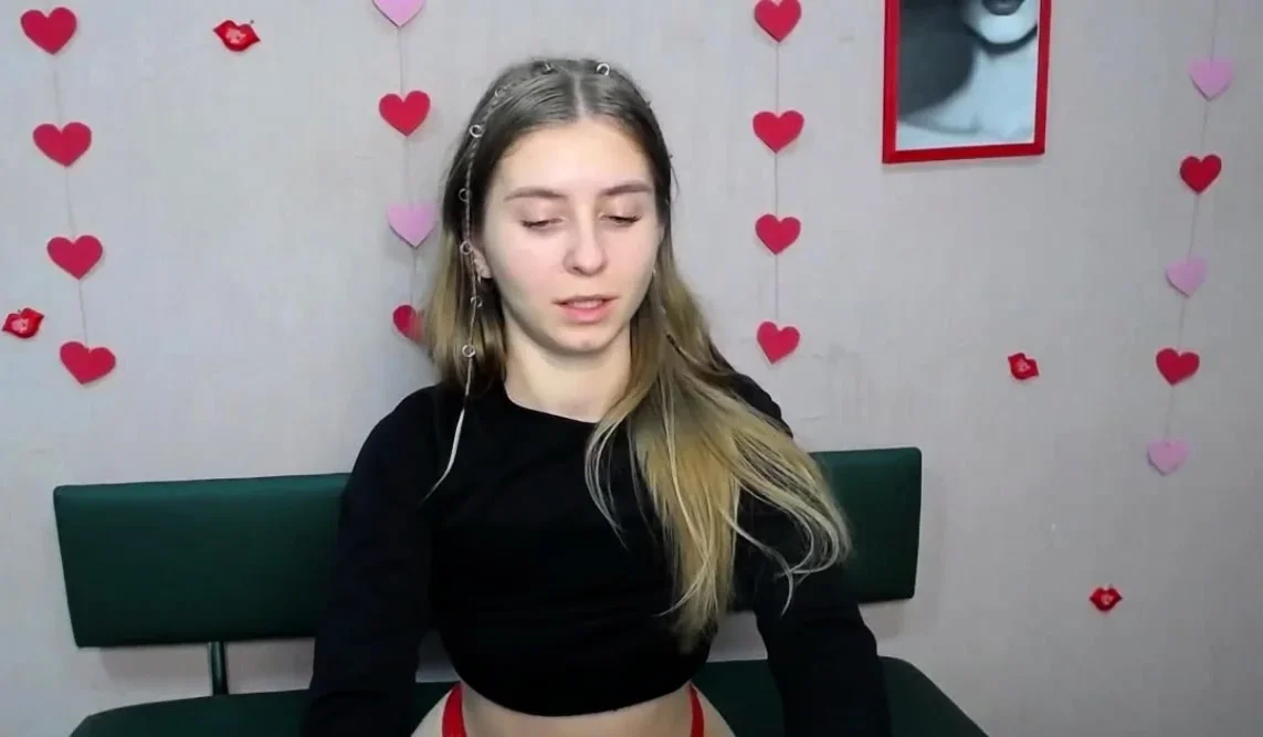 Young Ukrainian babe TaliaSunshin poses on webcam