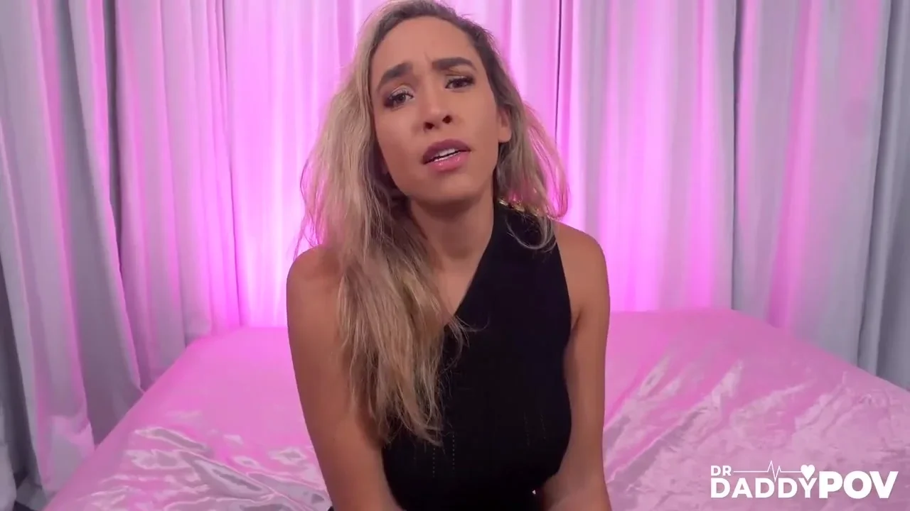 Briana Moon In Has Her Pink Pussy Examined By