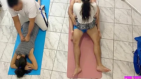 Masajes En Pareja El Cliente Me Pidio Que Me Montara Encima De El Y Le Hiciera Masaje En Su Polla Al Lado De Mi Esposo Ntr 17 Min