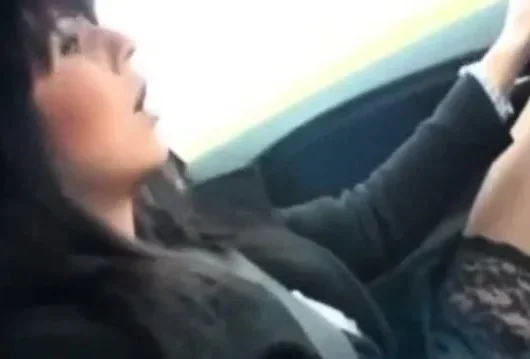 Trop impatiente elle se masturbe en roulant