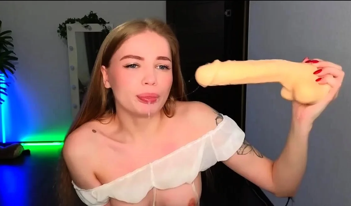 Big clit pussy under short skirt