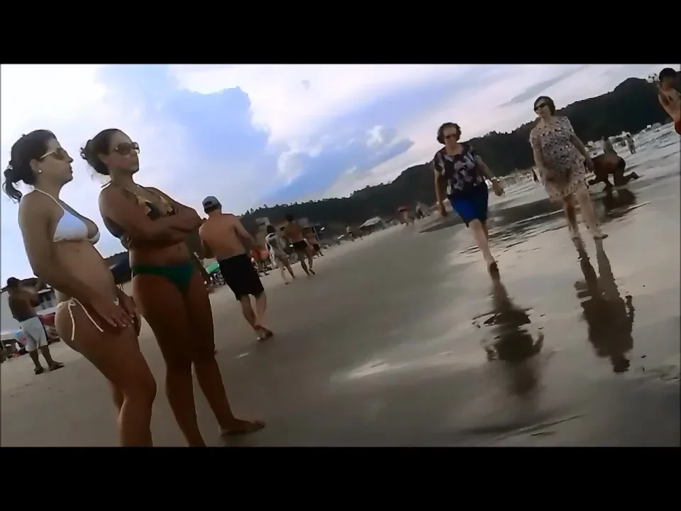 Gostosa de bikini branco na praia 1