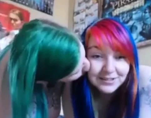 webcam lesbian kiss me