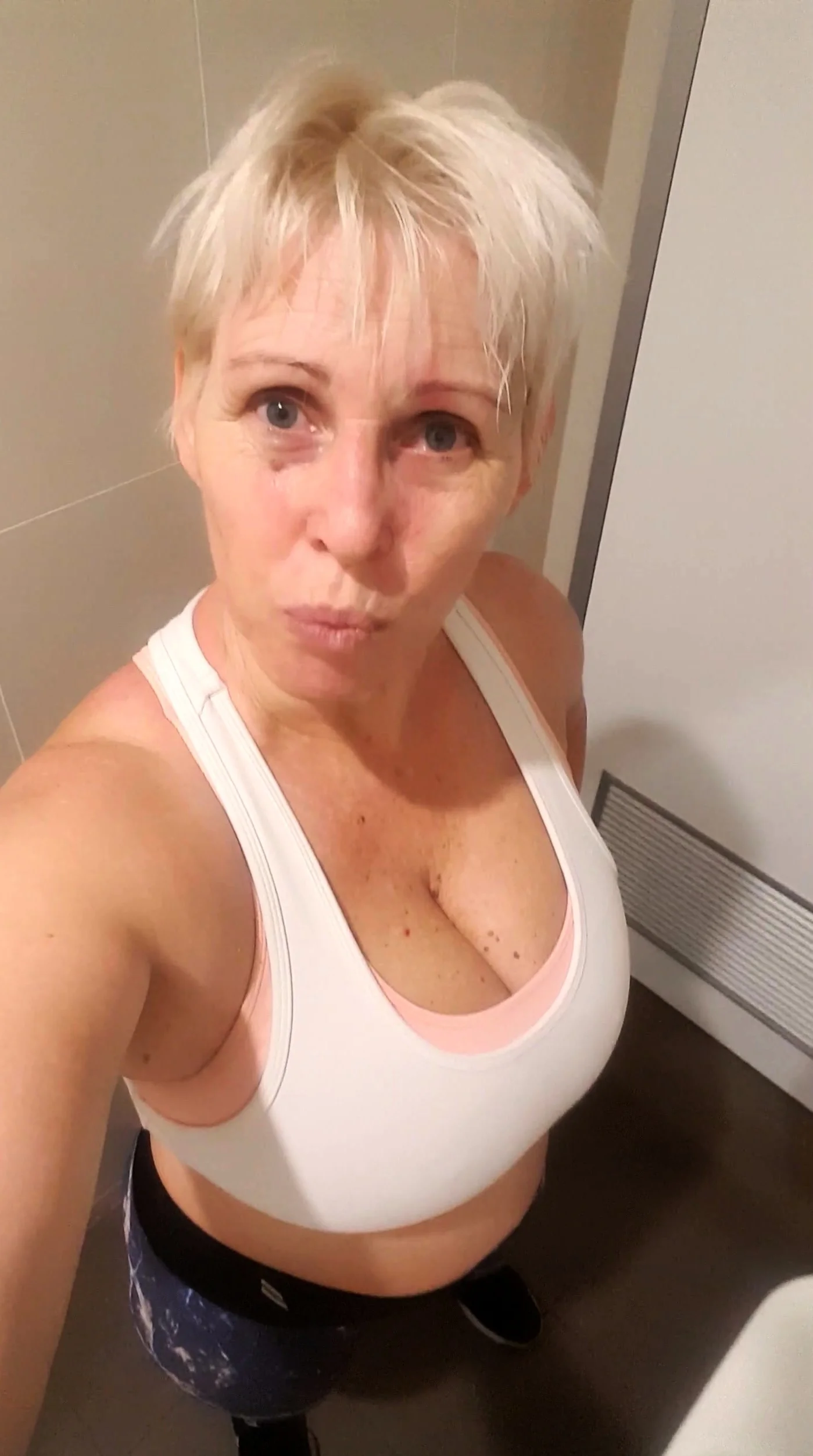 Fat BBW with big boobs masturbating and squirtin on cam