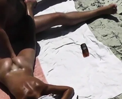 Fingering girls cunt on a beach