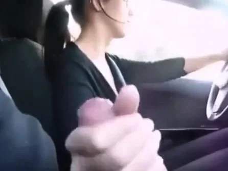 Female Uber Driver Gives Her Passenger A Handjob