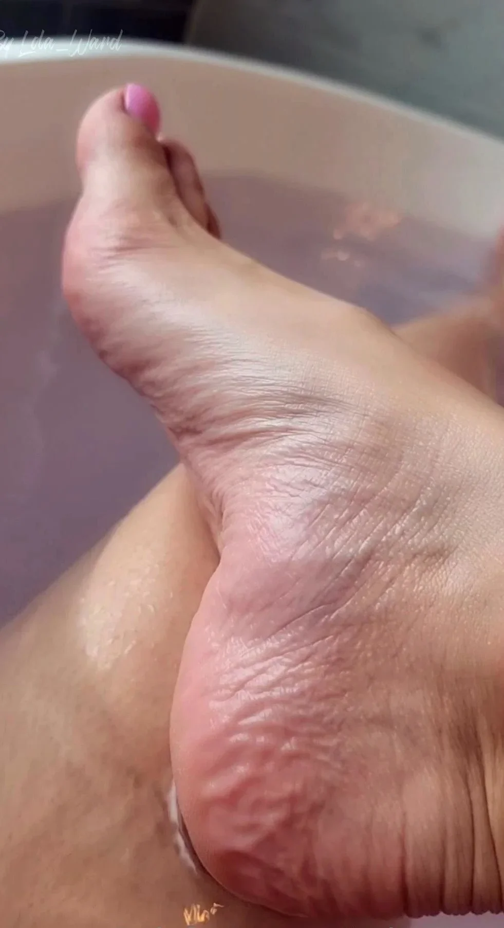 Close up amateur beauty uses her toy to masturbates