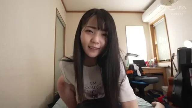 キュートな清純派美女がディープスロート音を響かせて健気にフェラ