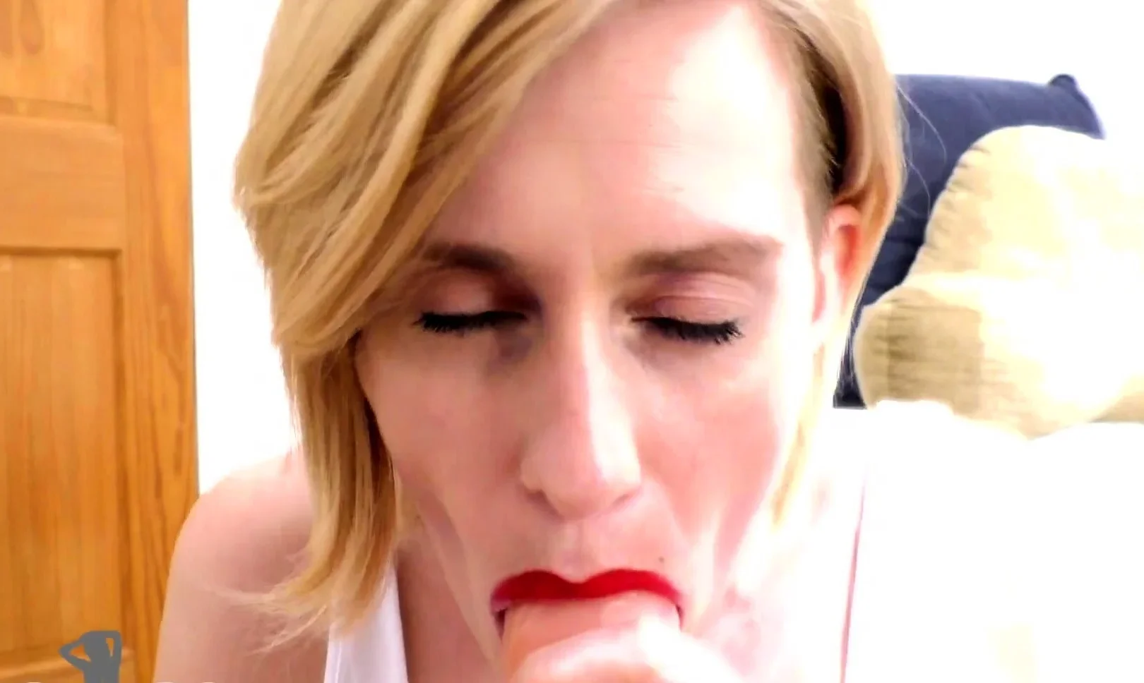 Amateur blonde takes toys in both holes Julia Reaves