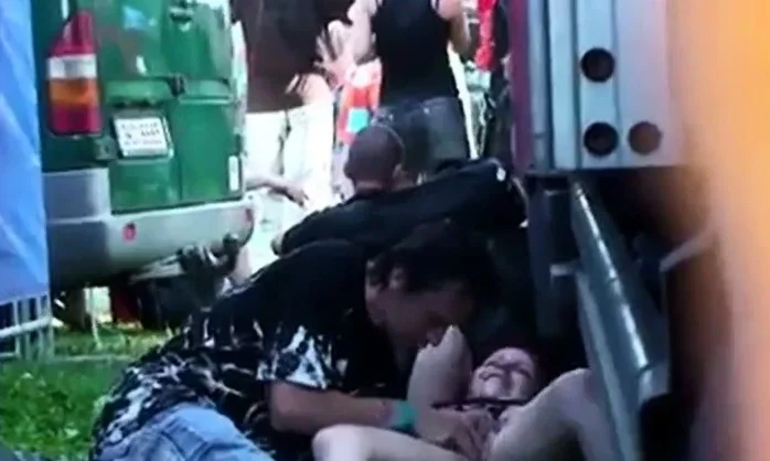 spying at the concert