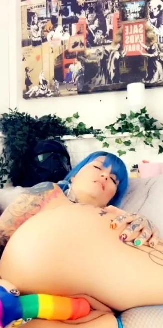 Ass toying in close up for solo stunner