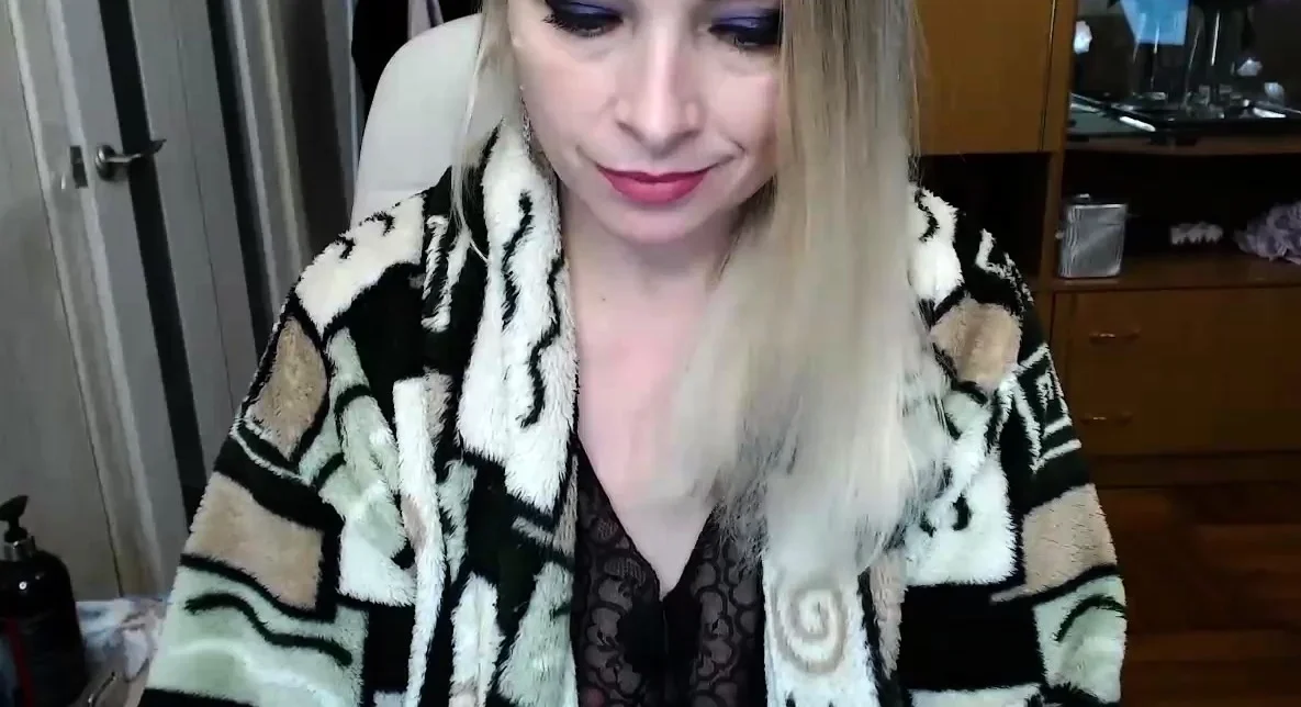 Blonde solo jerking off