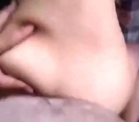 Magrinha gostosa dando o cuzinho bem gostoso