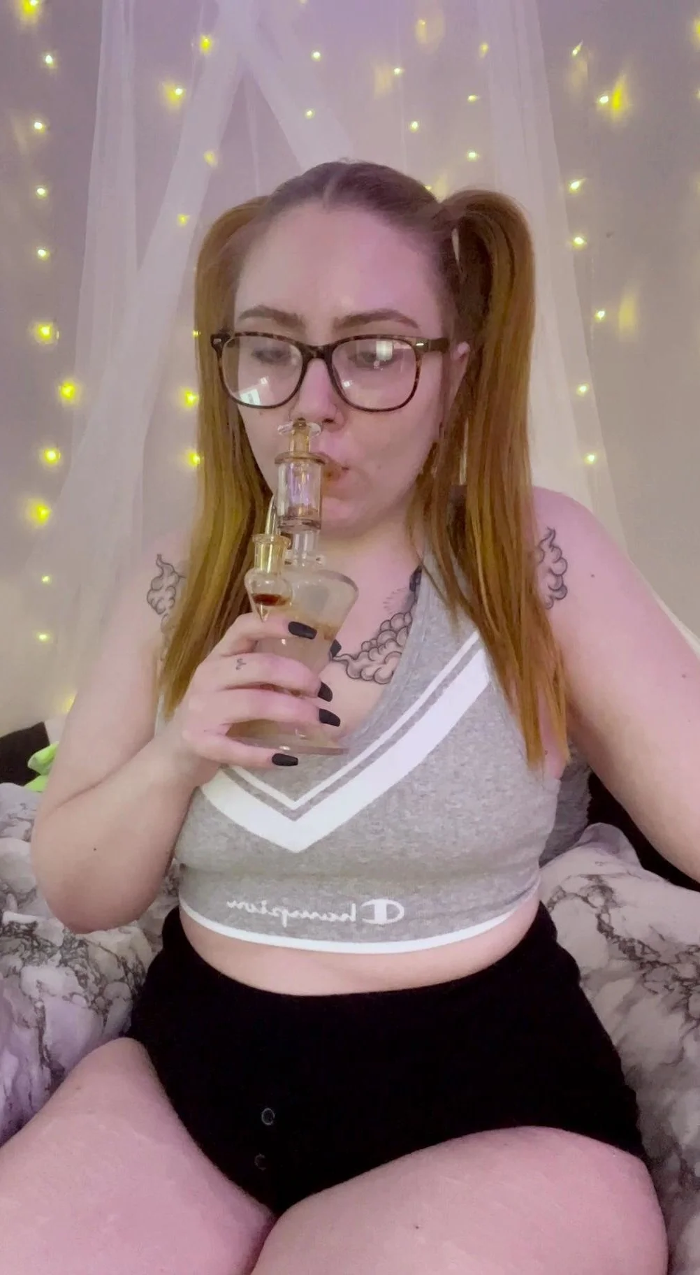 Close up amateur beauty uses her toy to masturbates