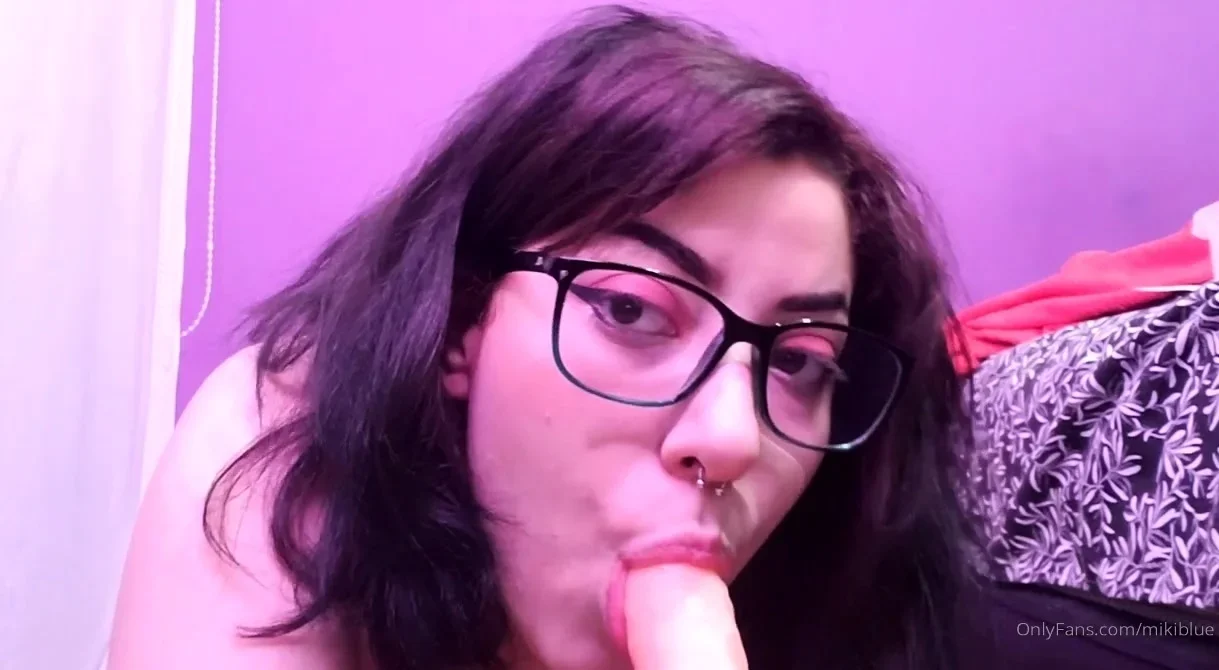 Natural brunette solo toying