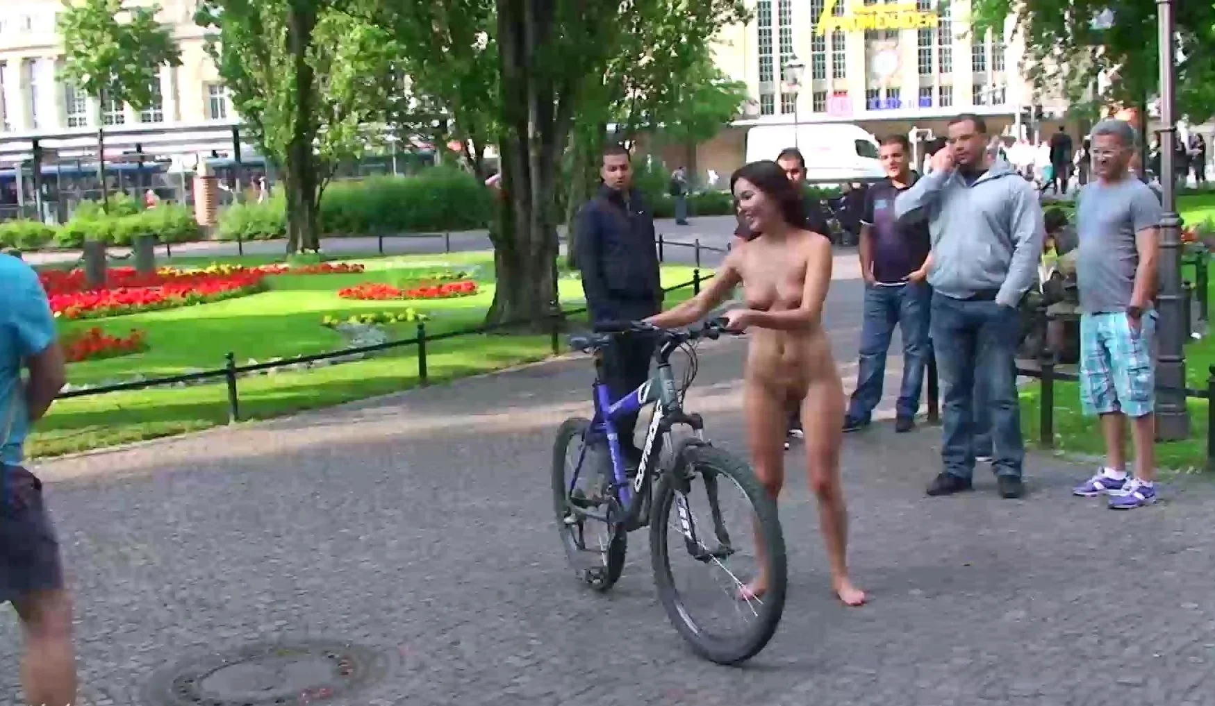 Brunette Amateur Sucks Stranger In Public Cash Stunt