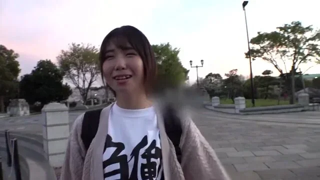 童顔ショートヘア美女が積極的に手コキや男の乳首舐めフェラ抜きして楽しい乱交セックス