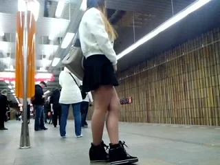 Sexy legs im metro 7 Sexy Beine in der U-Bahn 7