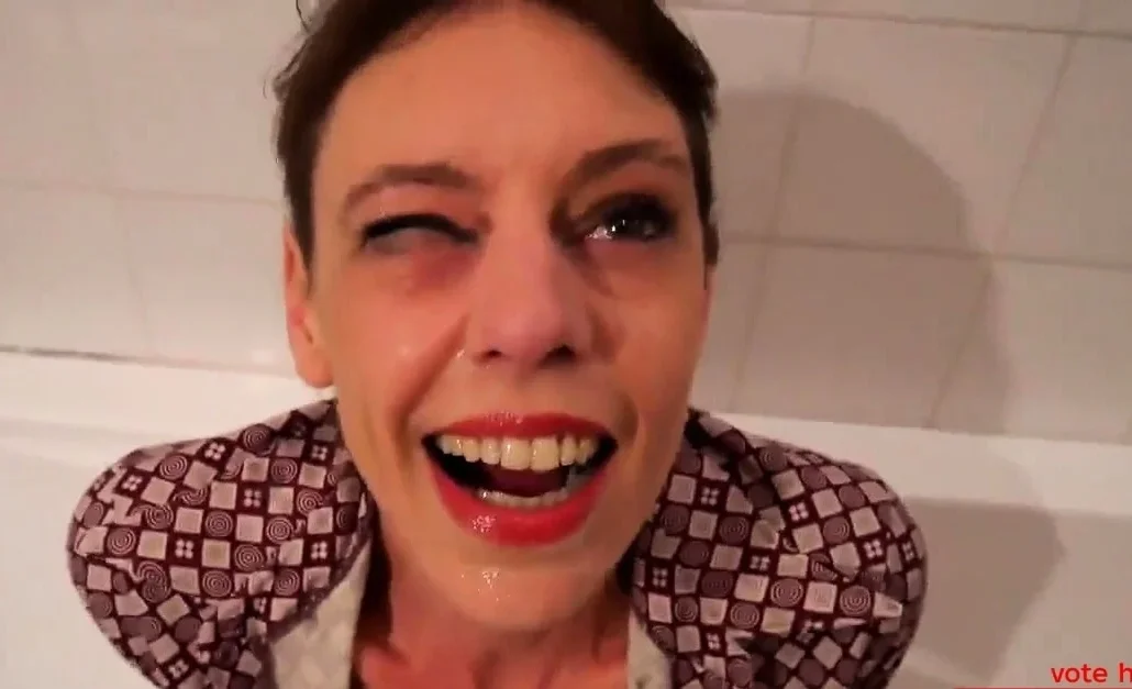 Short hair mature takes facial in the bathtub