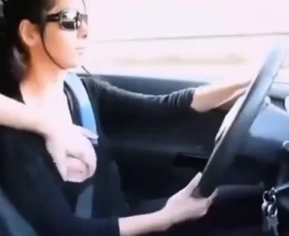 Female Uber Driver Gives Her Passenger A Handjob