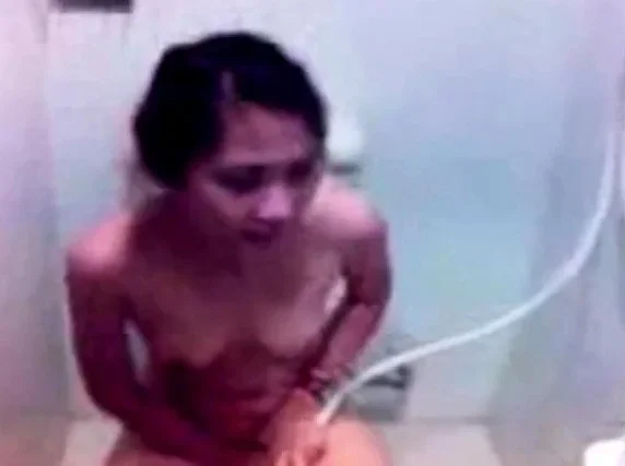 malay- nabilah ngan pakwe dlm bilik air