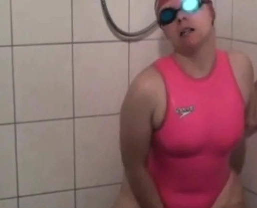 Lady im Badeanzug mit Dildo geil am wichsen und blasen