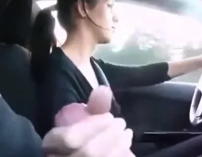 Female Uber Driver Gives Her Passenger A Handjob
