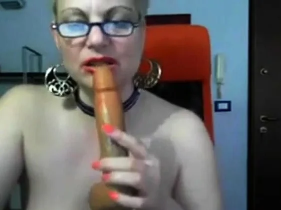 Hot mature woman naked on cam