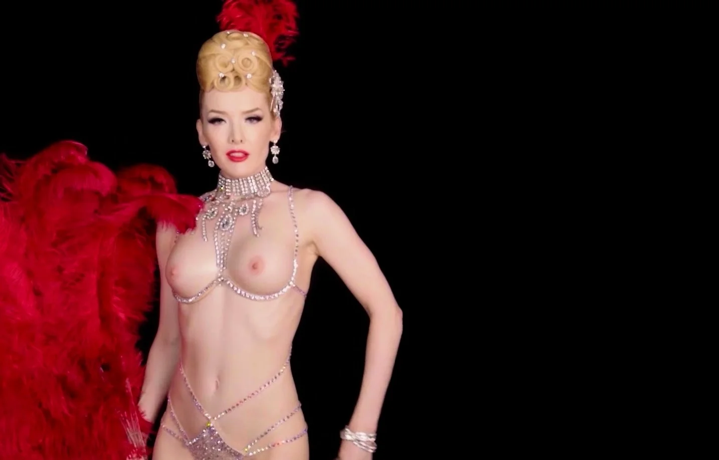 Shining burlesque babe reveals her boobs