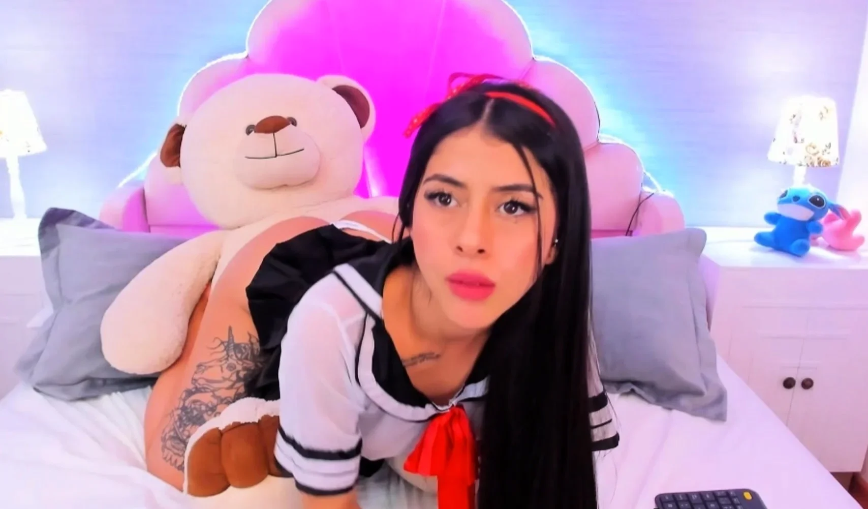 Sexy Brunette Spread Her Legs To Fuck Her Pussy