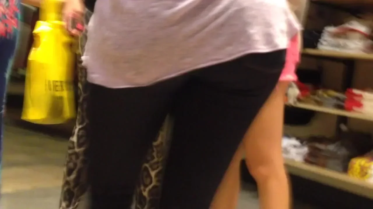 Candid Booty Shopper at Urban Outfitters