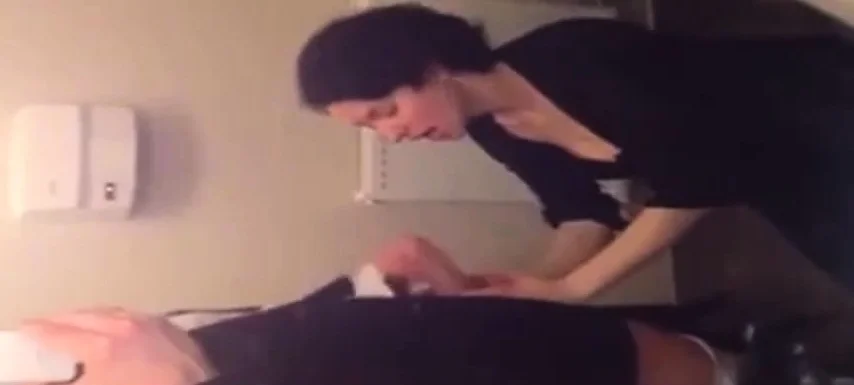 elle suce aux toilettes du mc do
